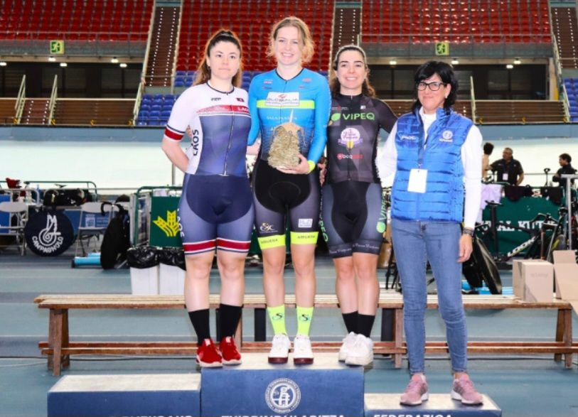 Las Chicas De La Escuela De Ciclismo Salmantina Saludan Al Desde