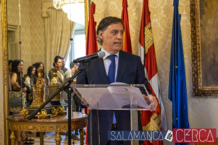 El alcalde de Salamanca, Carlos García Carbayo, recibe a participantes de la 49ª edición de los Cursos de Especialización en Derecho de la Universidad de Salamanca.   3